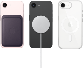 Jemně růžový iPhone 17e s půlnočně fialovou peněženkou z tkaniny FineWoven, černý iPhone 17e s černým silikonovým krytem a MagSafe nabíječkou, bílý iPhone 17e s průhledným krytem s MagSafe